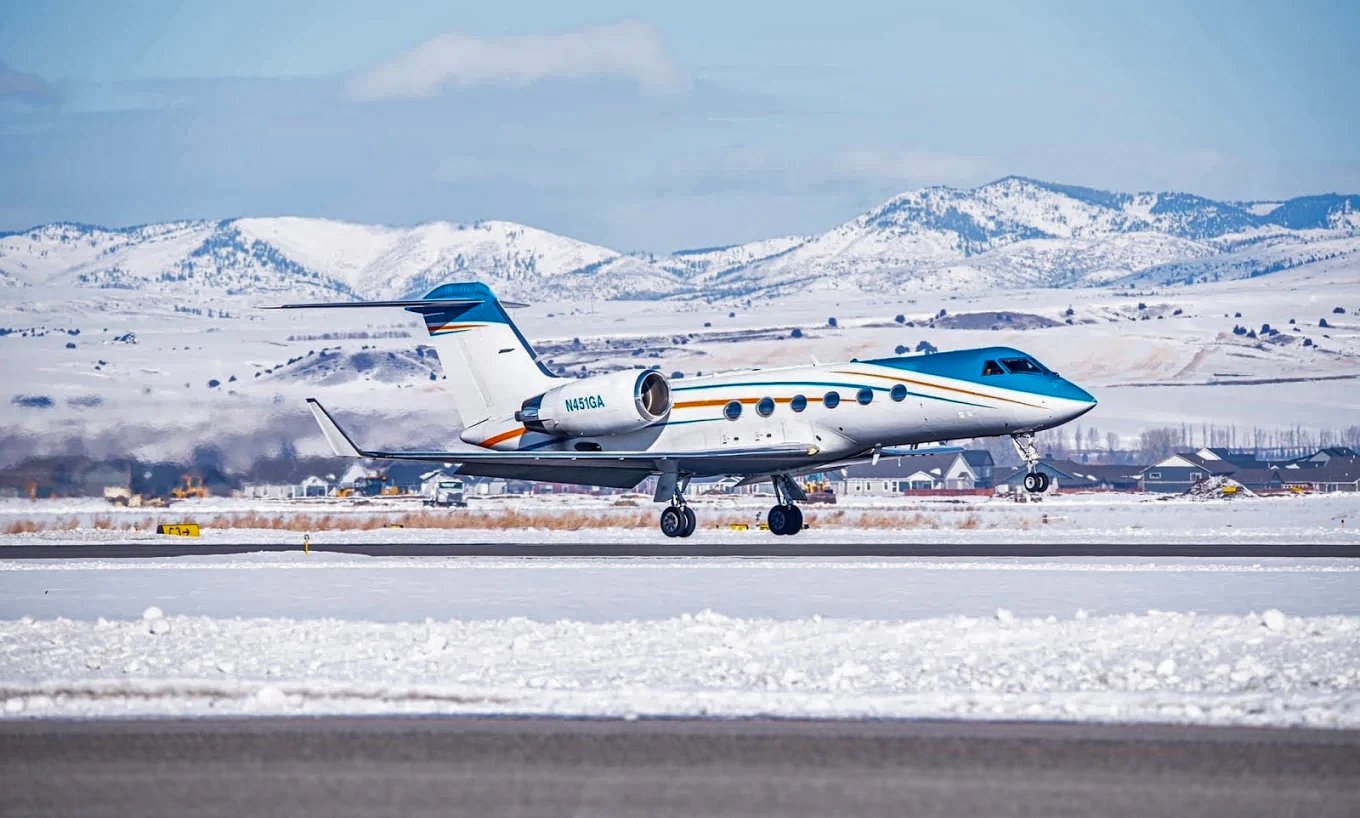 Fly-Alliance-Aircraft-Leaving-Aspen-Jet-Card-Membership